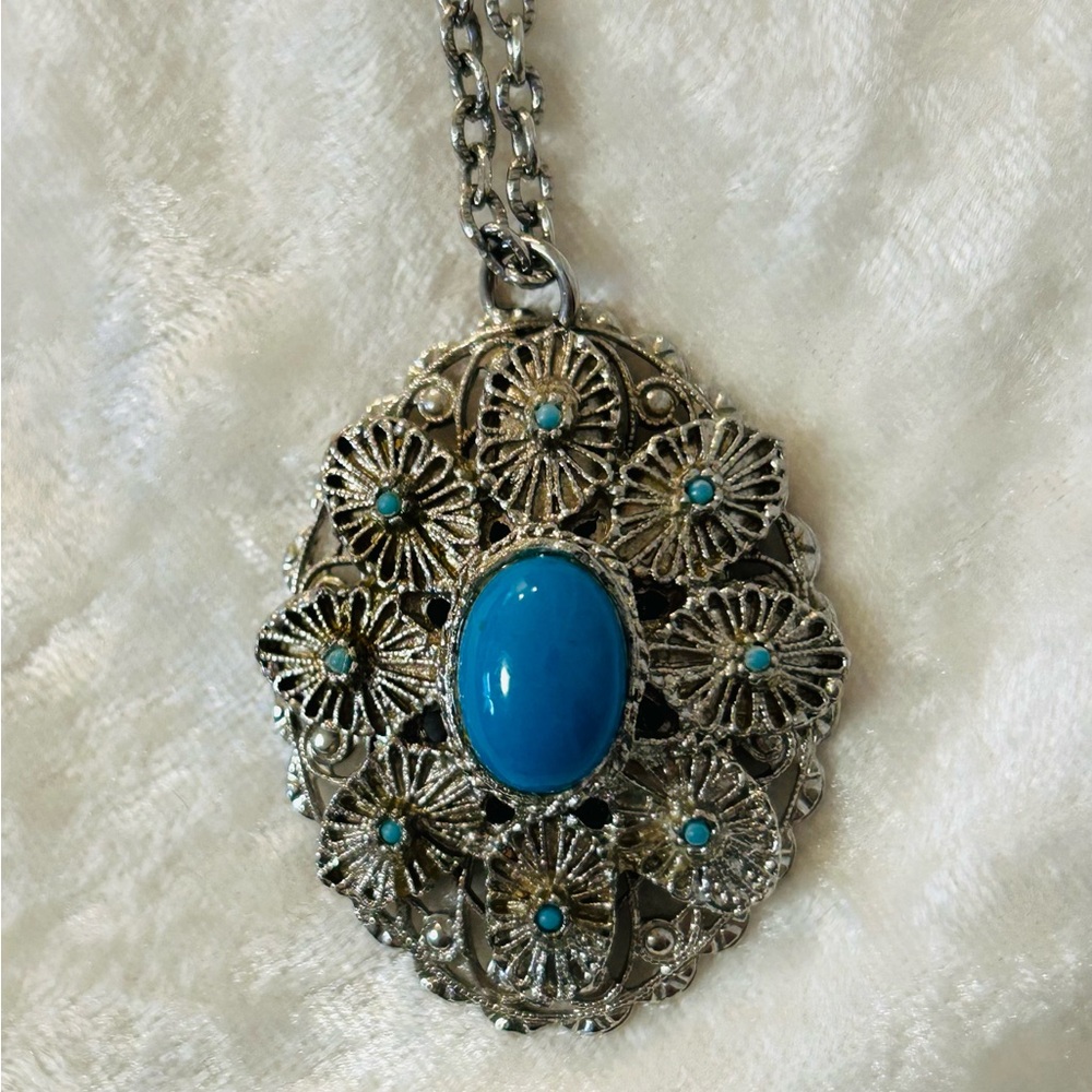 ! Vintage costume jewelry necklace. Silvertone and faux turquoise.